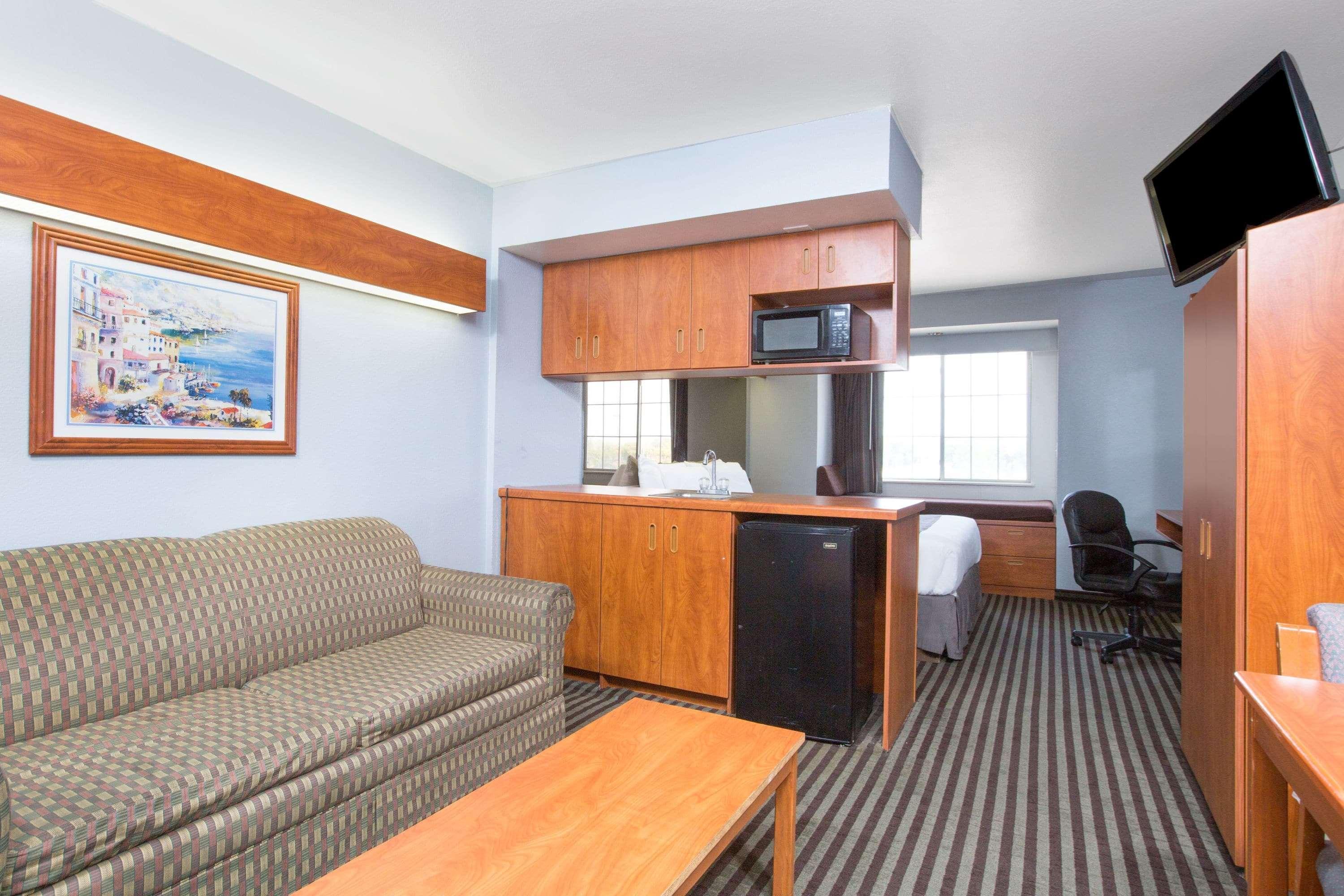 Microtel Inn & Suites By Wyndham Garland/Dallas Exterior photo